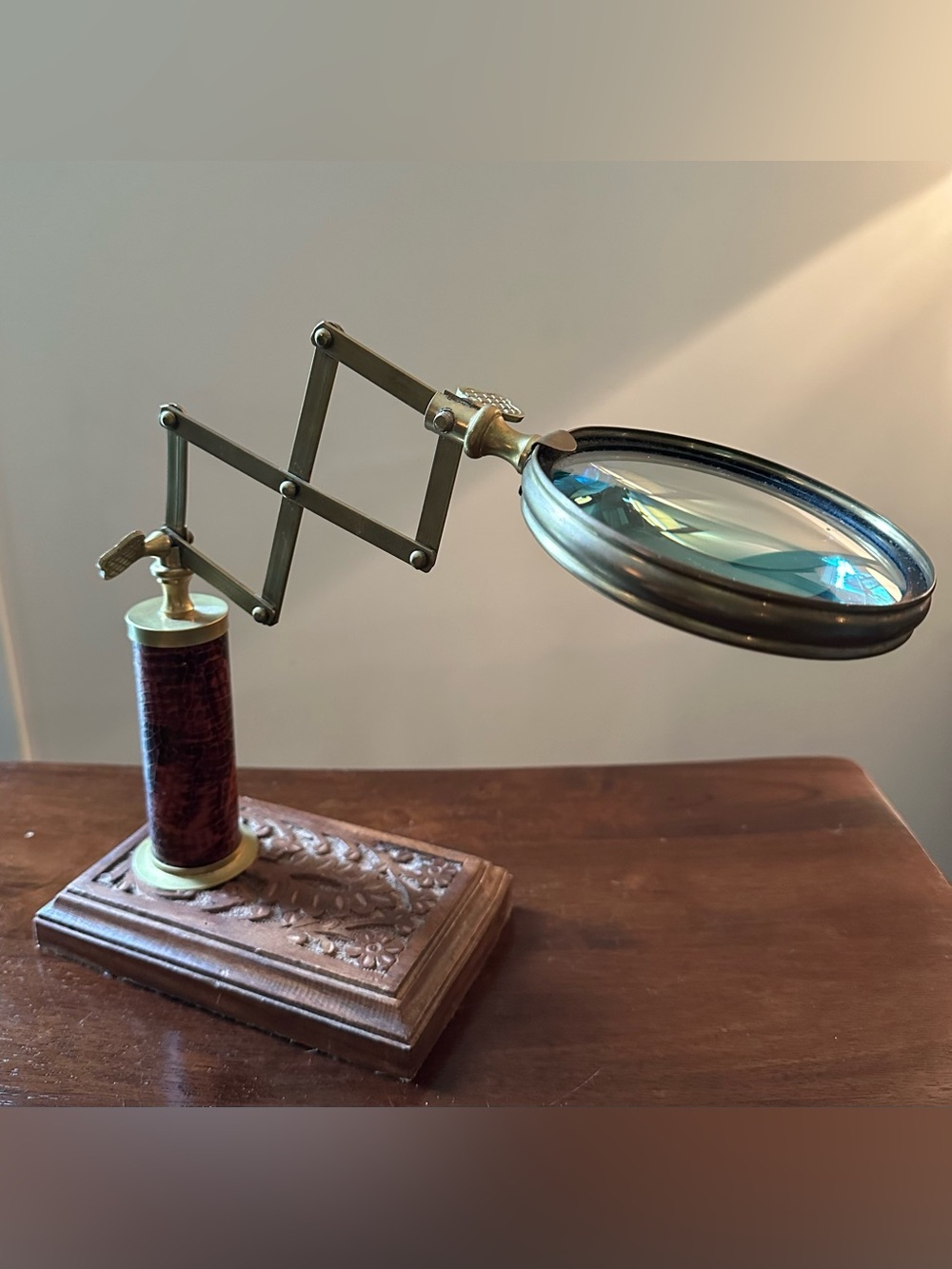 Vintage magnifying glass with carved, wooden stand • adjustable
